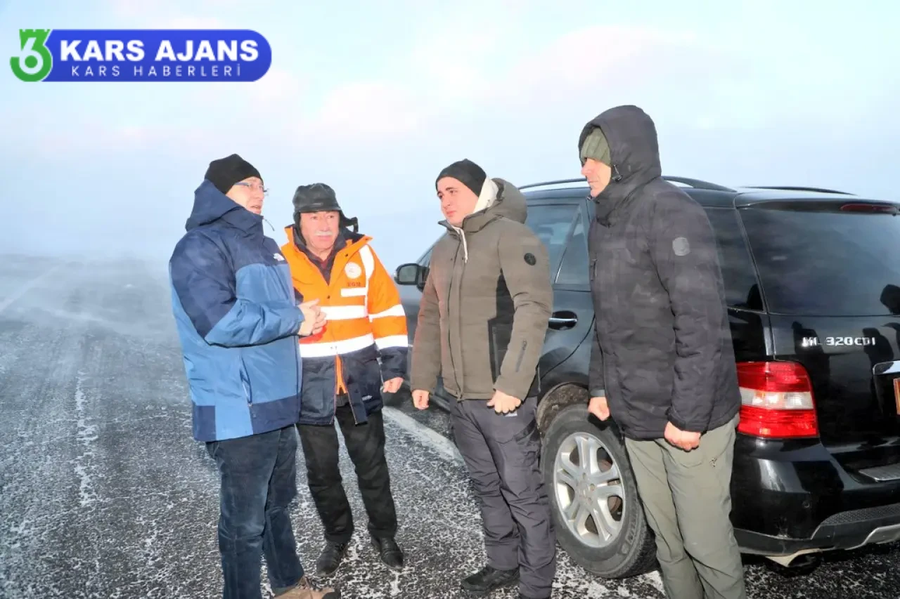 Vali Ziya POLAT, zorlu koşullarda fedakarca karla mücadele çalışmalarını sürdüren ekipleri ziyaret etti.