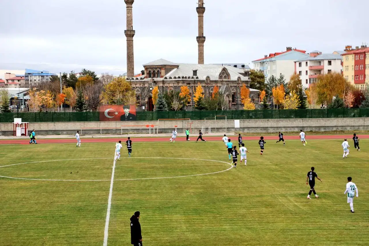 Kars 36 Spor, Bulanık Kopspor'u 3-0 yenerek liderliği ele geçirdi!