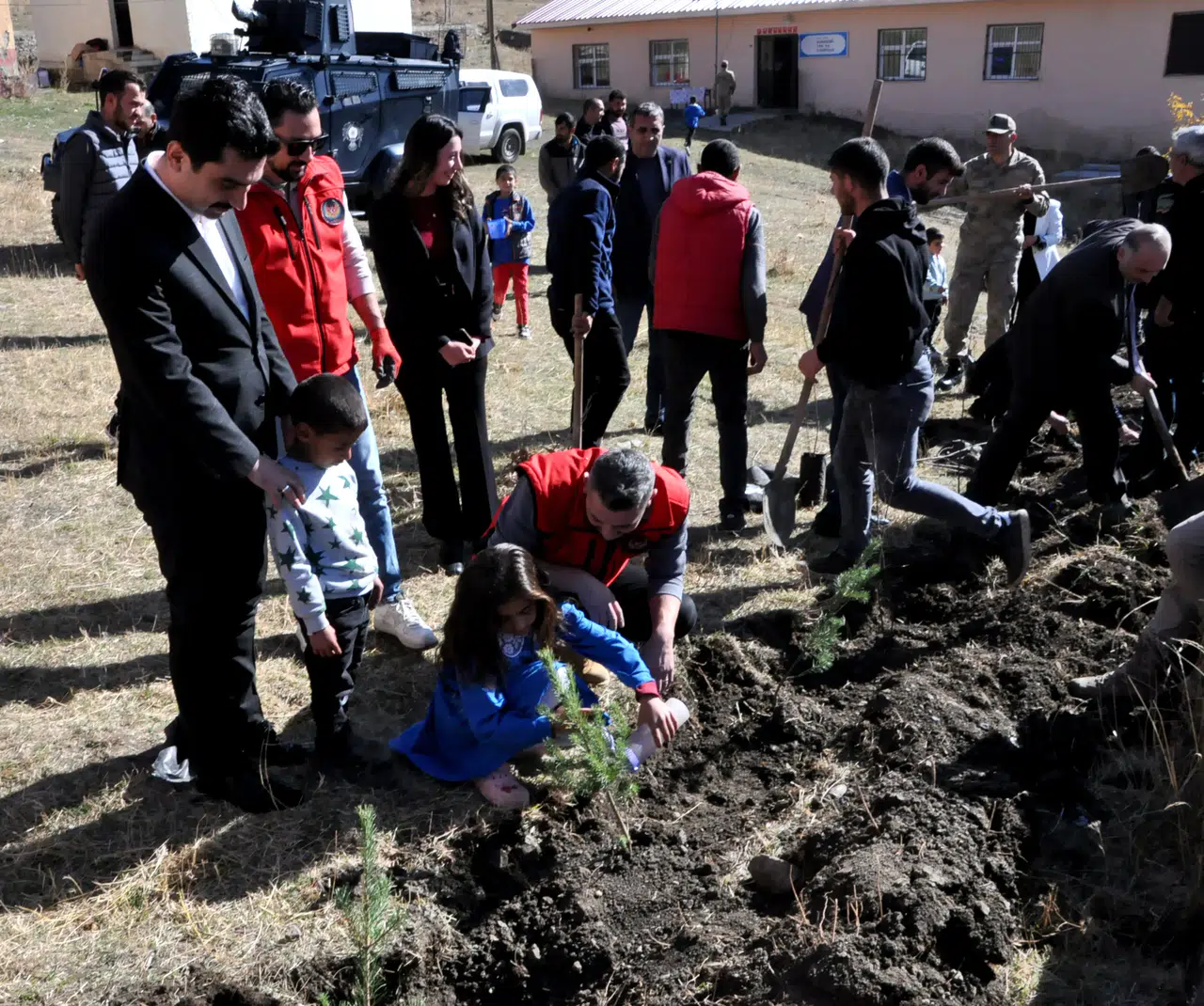 Minik Öğrenciler Fidan Diktikleri Etkinlikte Doğaya Can Suyu Verdi