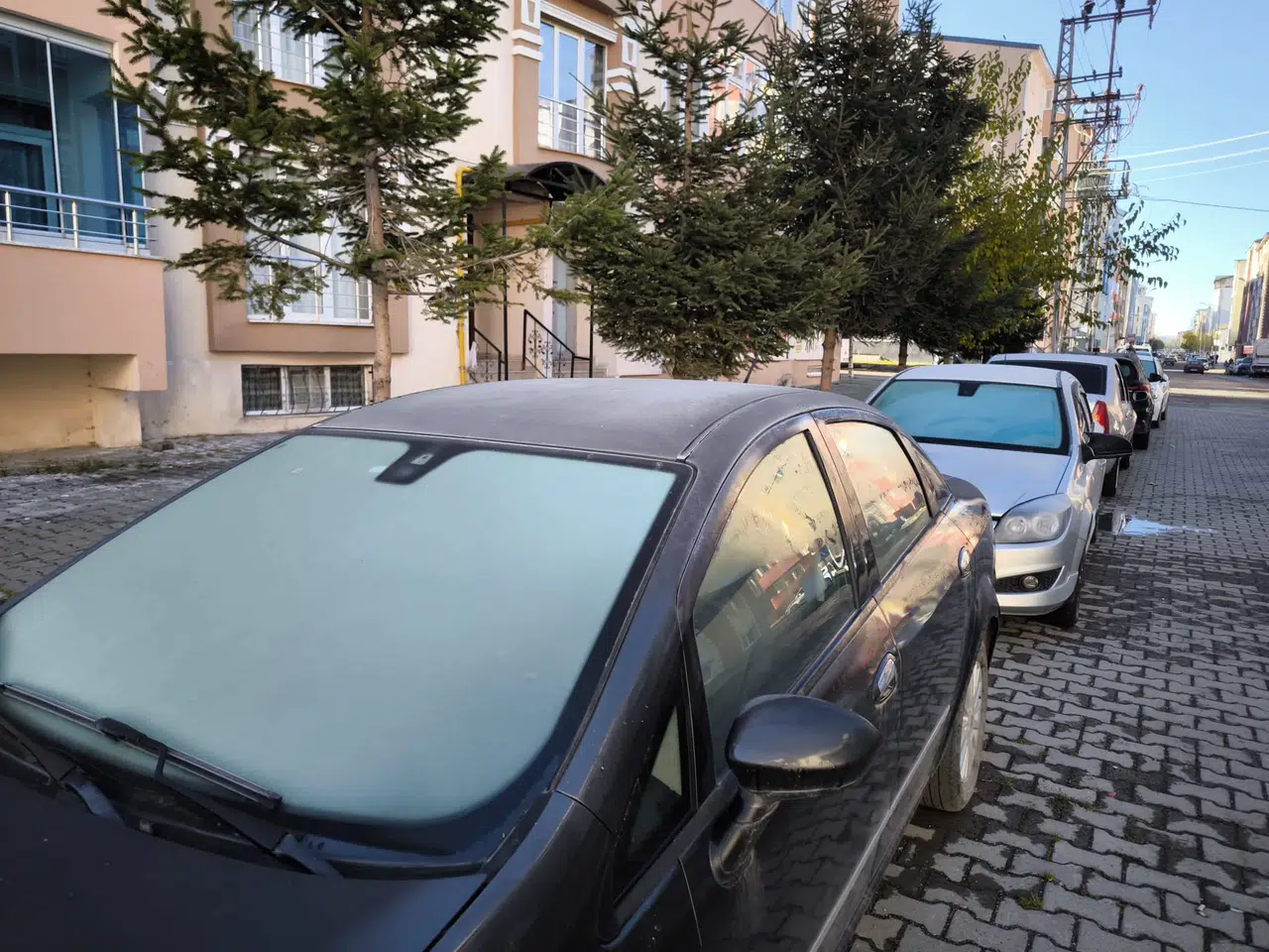 Kars’ta Kış Etkili: Araçlar Buzla Kaplandı, Sürücüler Önlem Alıyor