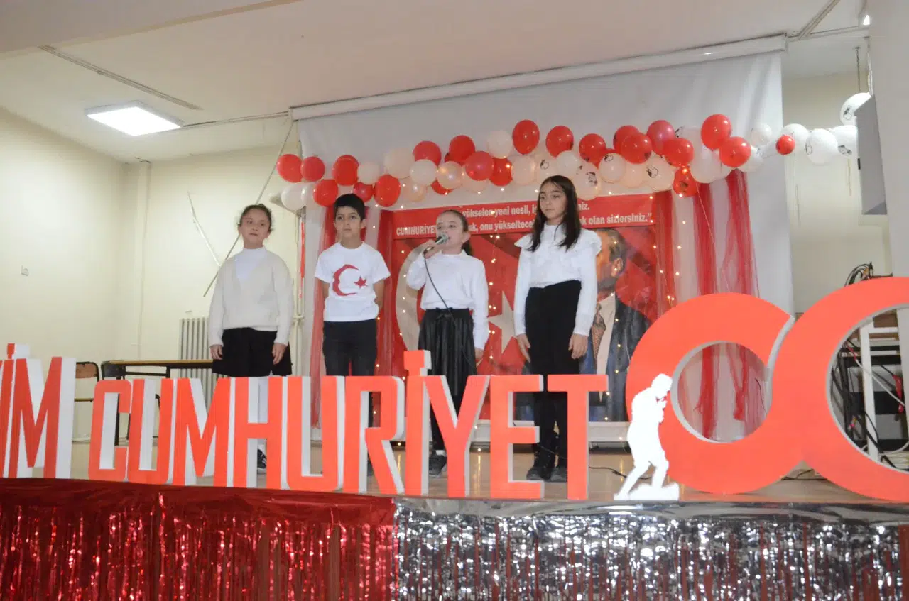 Sarıkamış'taki Minik Öğrencilerden Coşkulu Cumhuriyet Kutlaması