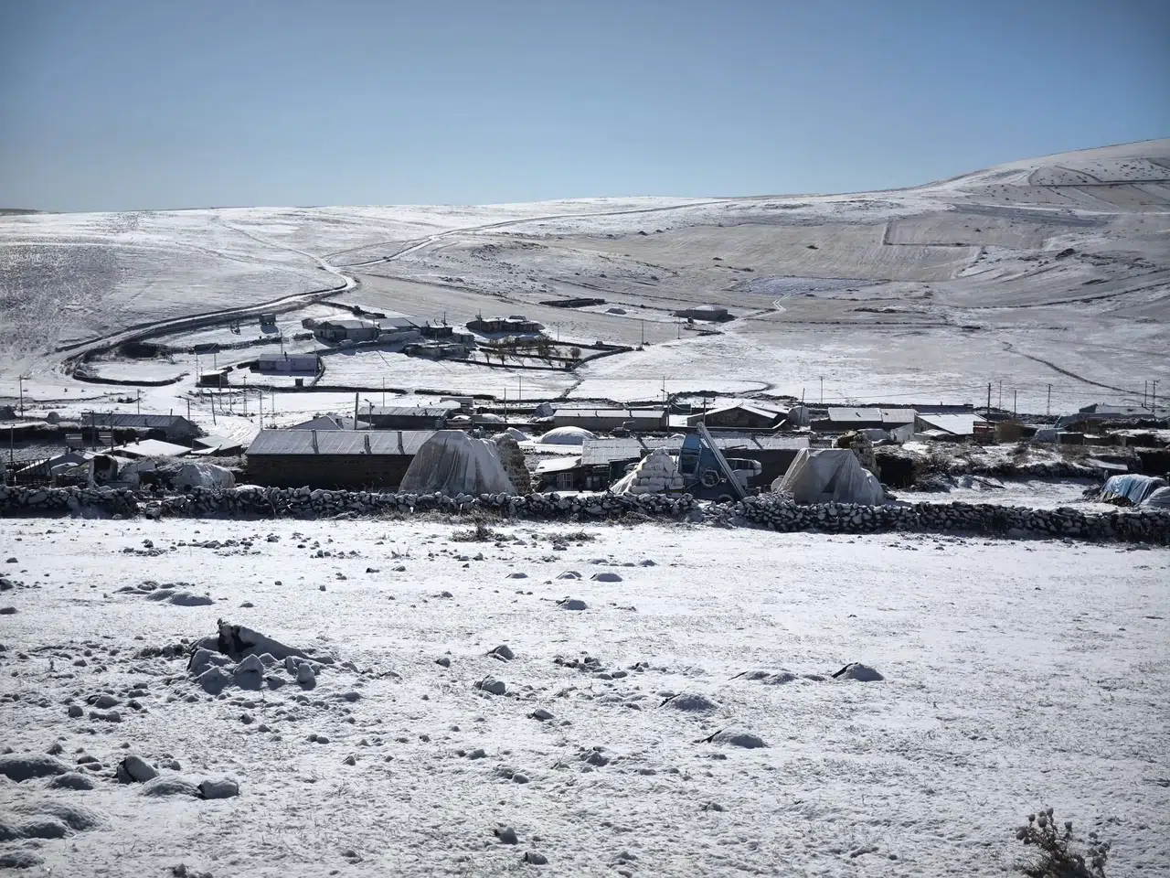 Kars'ta Yüksek Kesimlerde Yağış Karla Buluştu, Beyaz Örtü Şehri Sardı