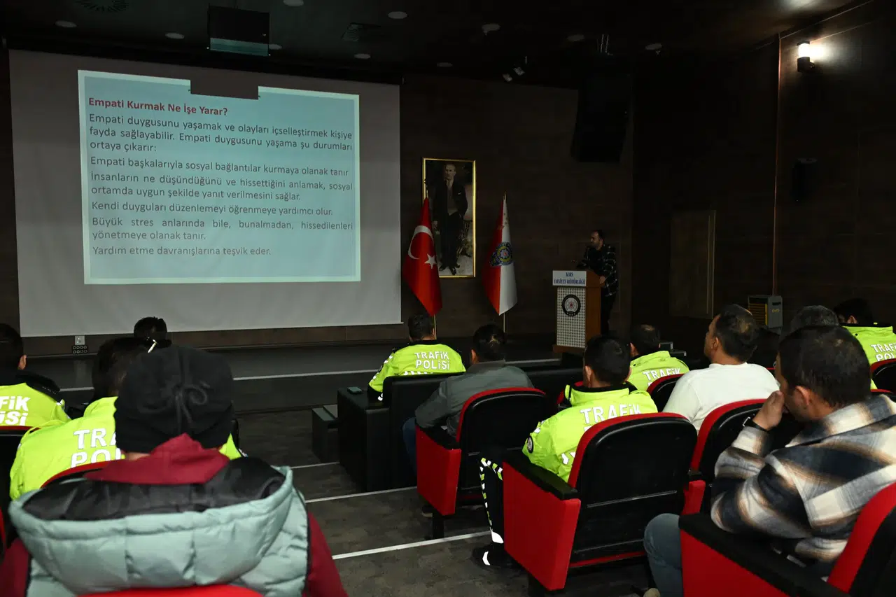 Kars’ta Trafik Polislerine Halkla İlişkiler ve İletişim Eğitimi