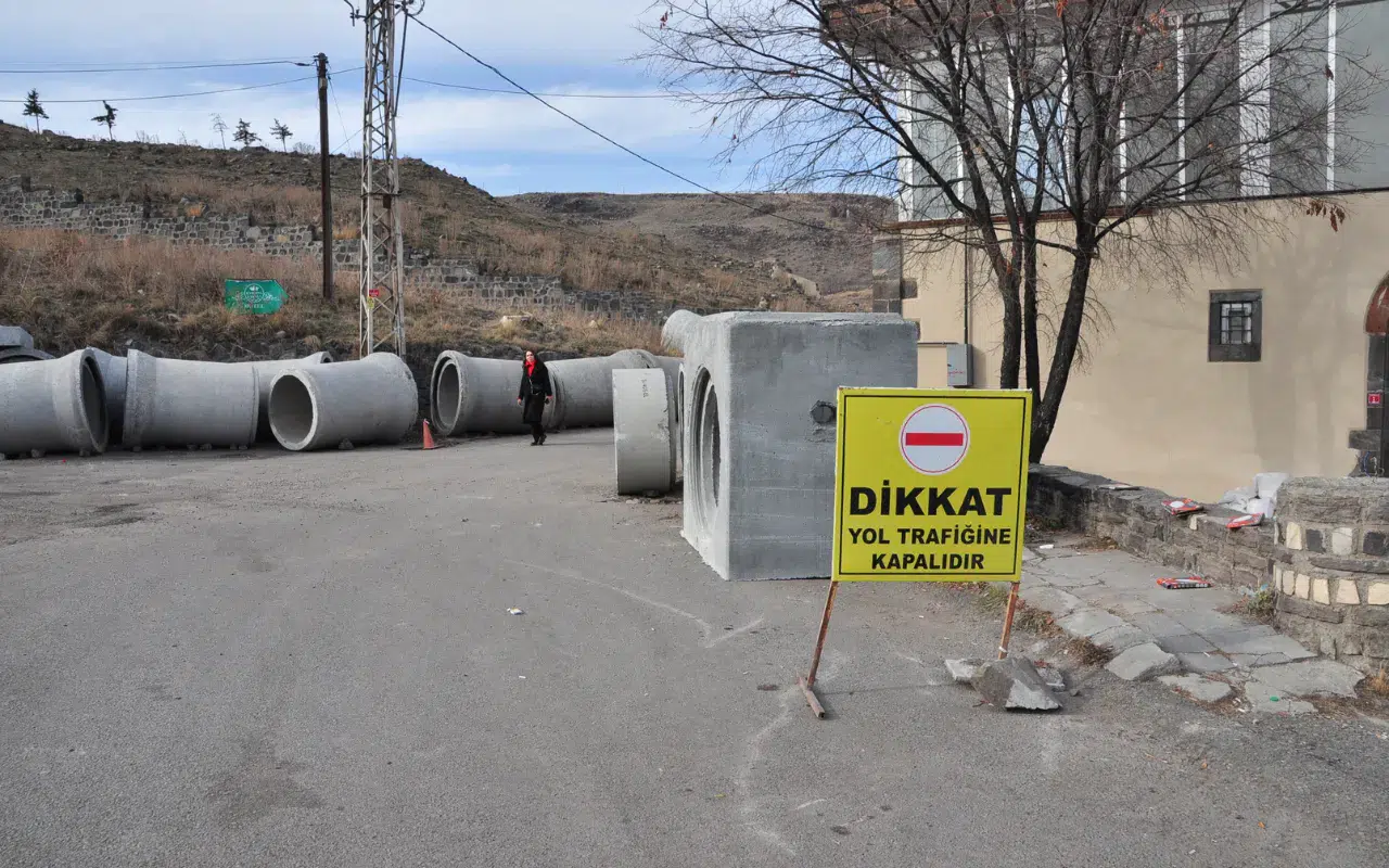 Kars’ta Devlet Konservatuvarı yolu geçici olarak kapatıldı