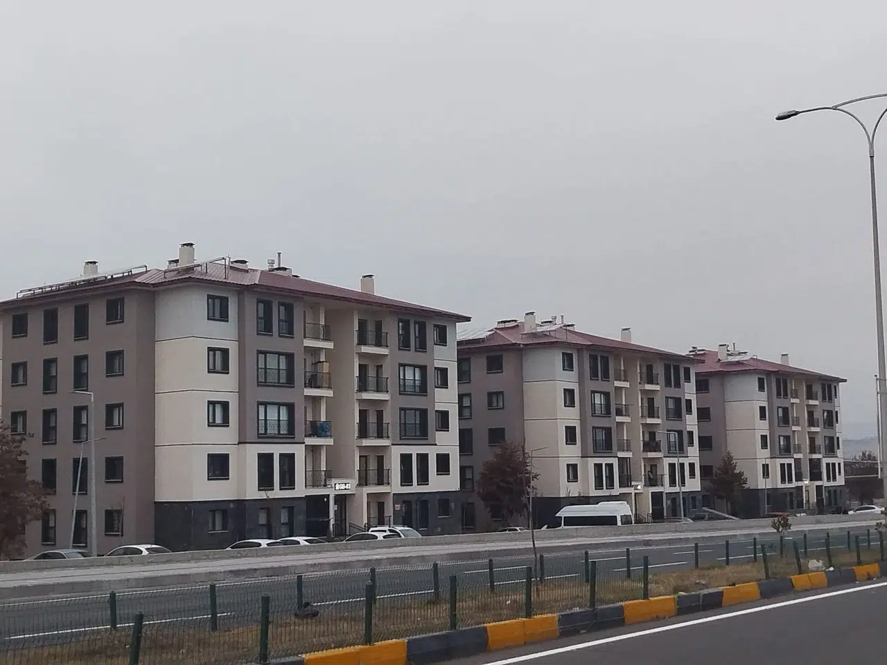 Kars’ta TOKİ konutlarında kiralık ilanları tepki topluyor