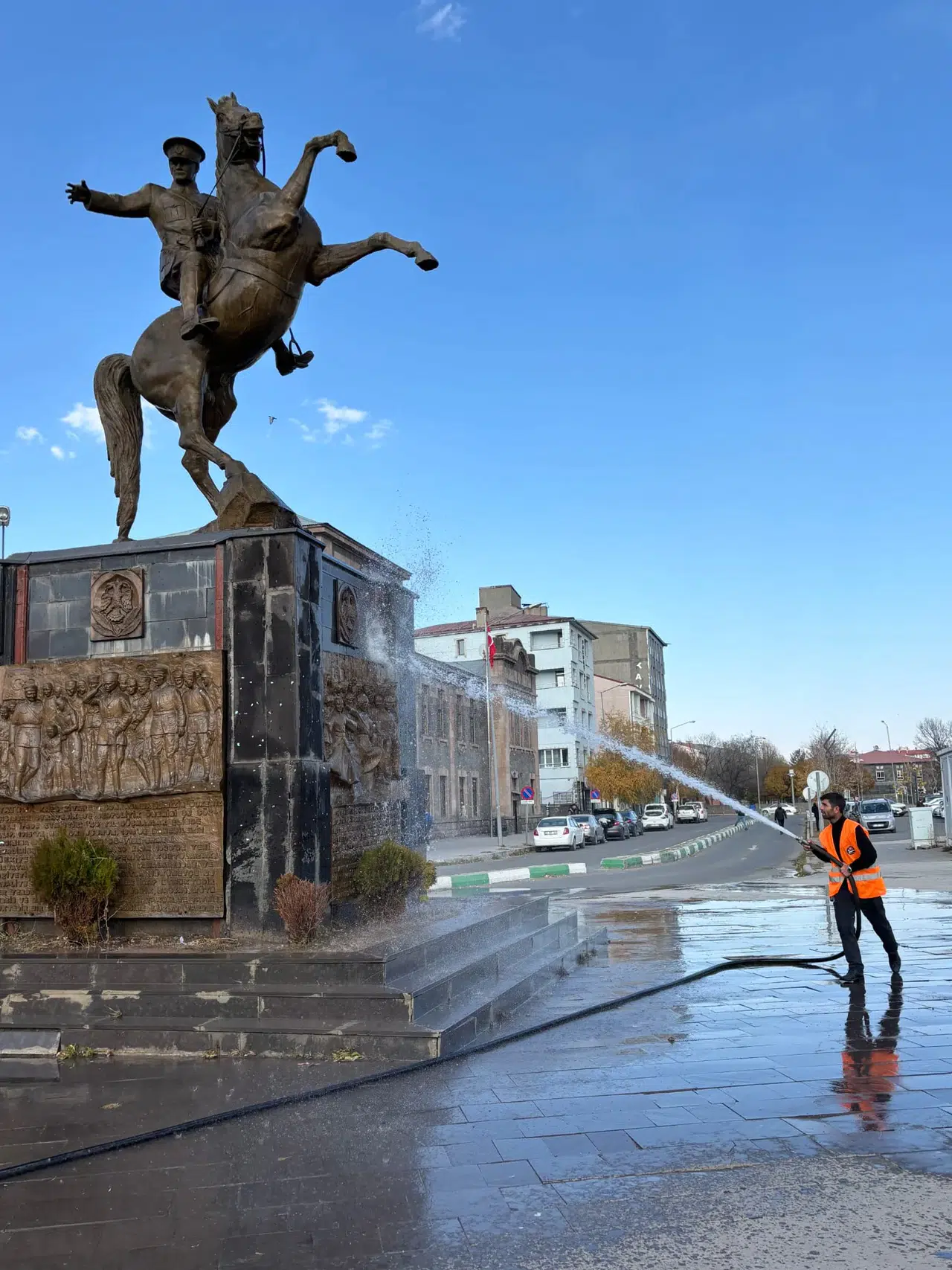 Kars Belediyesi, Atatürk Anıtlarını Gül Suyu ile Temizledi