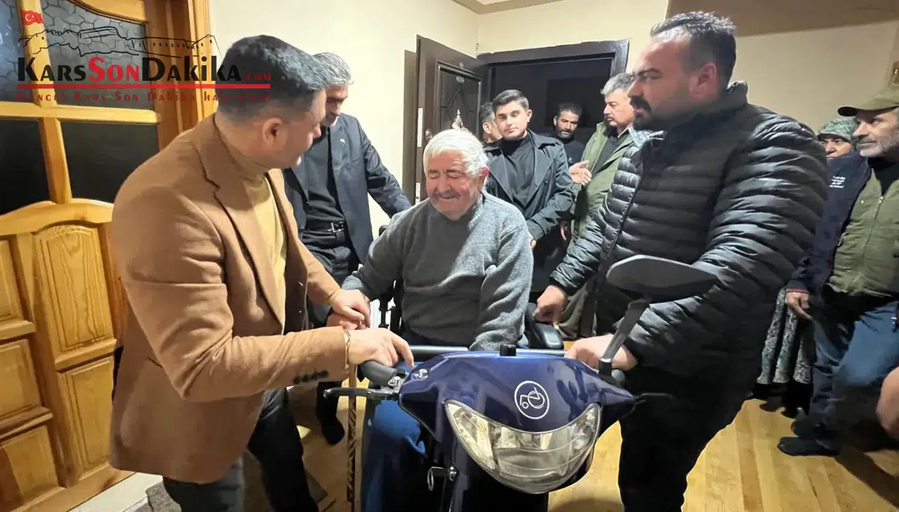 MHP Kars Teşkilatı Söz verdiği Akülü Aracı Engelli Vatandaşa Ulaştırdı