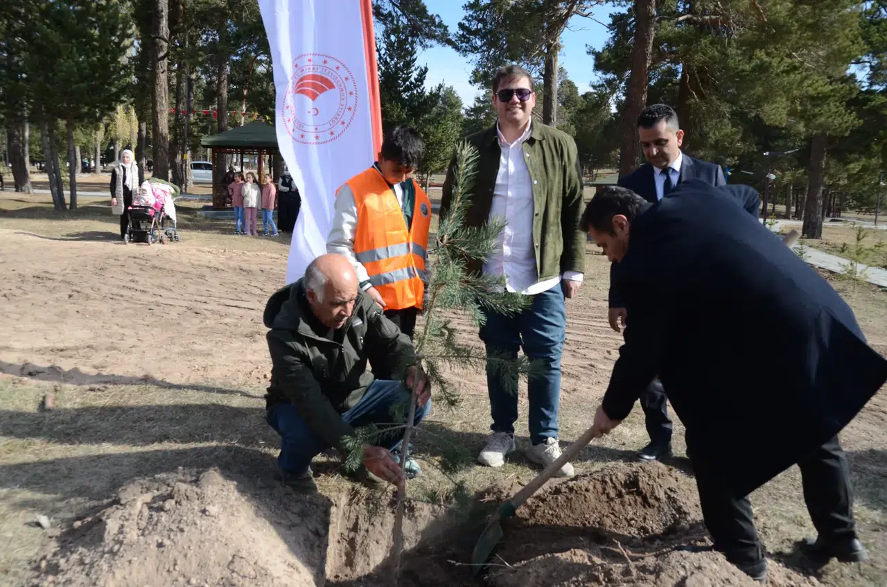 Sarıkamış'ta 3 Bin Fidan Dikimiyle Geleceğe Nefes Olundu