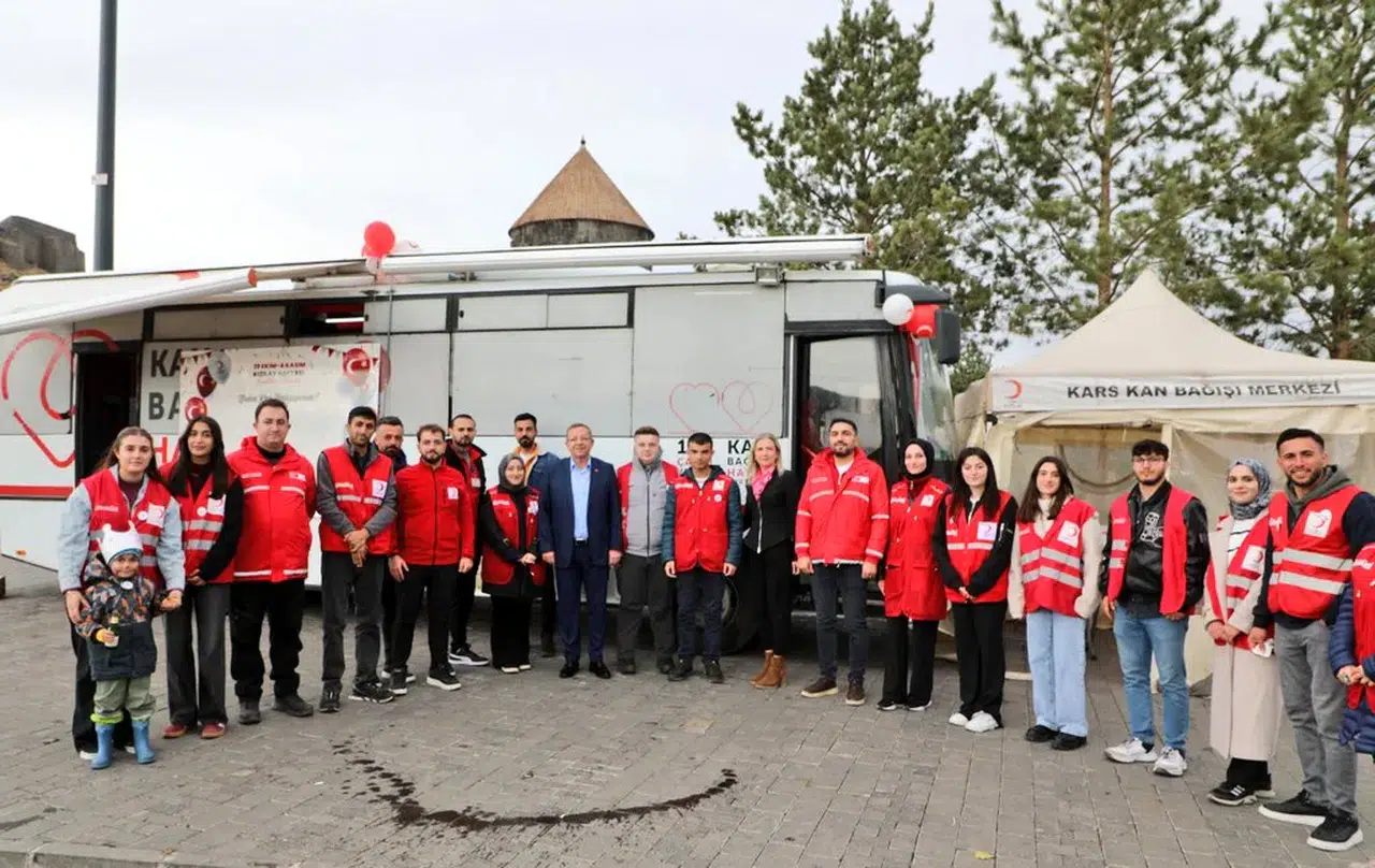 Kars Valisi Polat, Kızılay Haftası'nda kan bağışıyla örnek teşkil etti