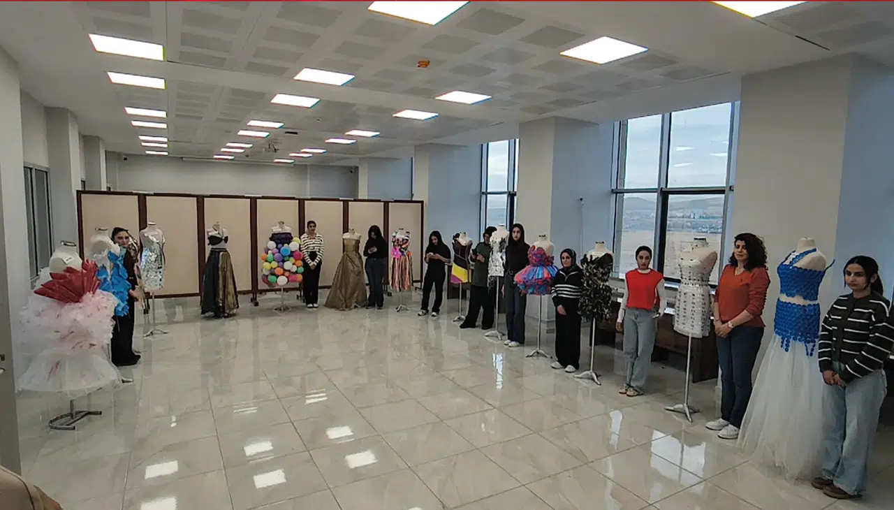 Kars’ta Geri Dönüşüm Malzemeleriyle Tasarlanan Giysiler Sergilendi