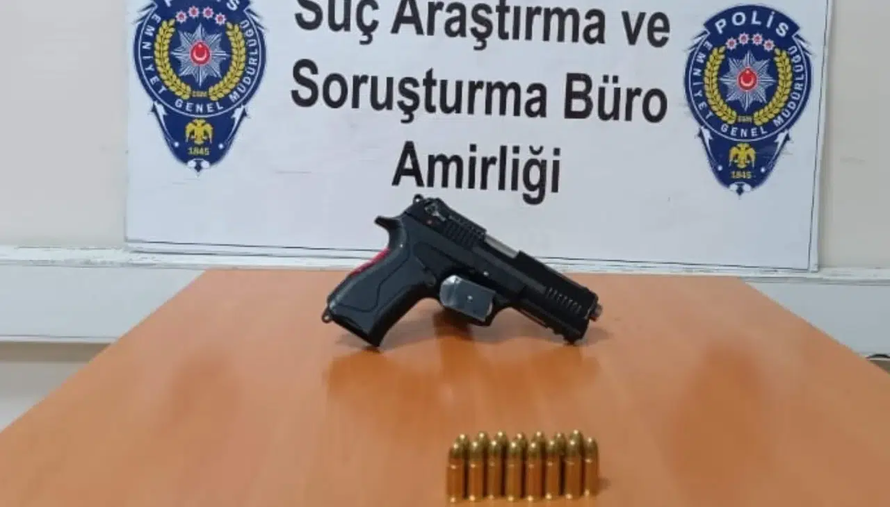 Sarıkamış’ta umuma açık alan denetiminde ruhsatsız tabanca bulundu