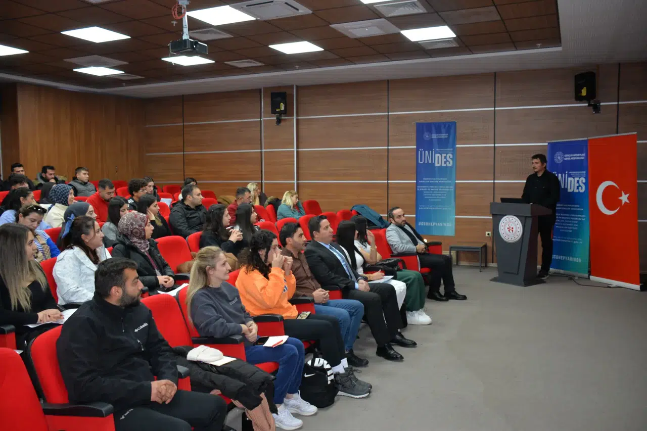 Kars’ta yüzme aday hakem kursu başladı: Sporculara büyük fırsat