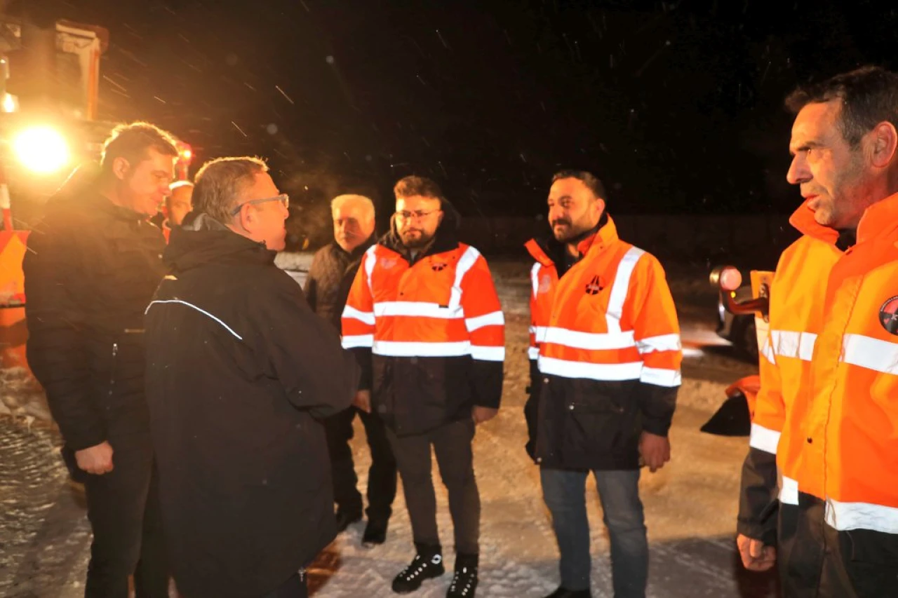 Kars Valisi Ziya Polat, Karla Mücadele Ekiplerini Ziyaret Etti.