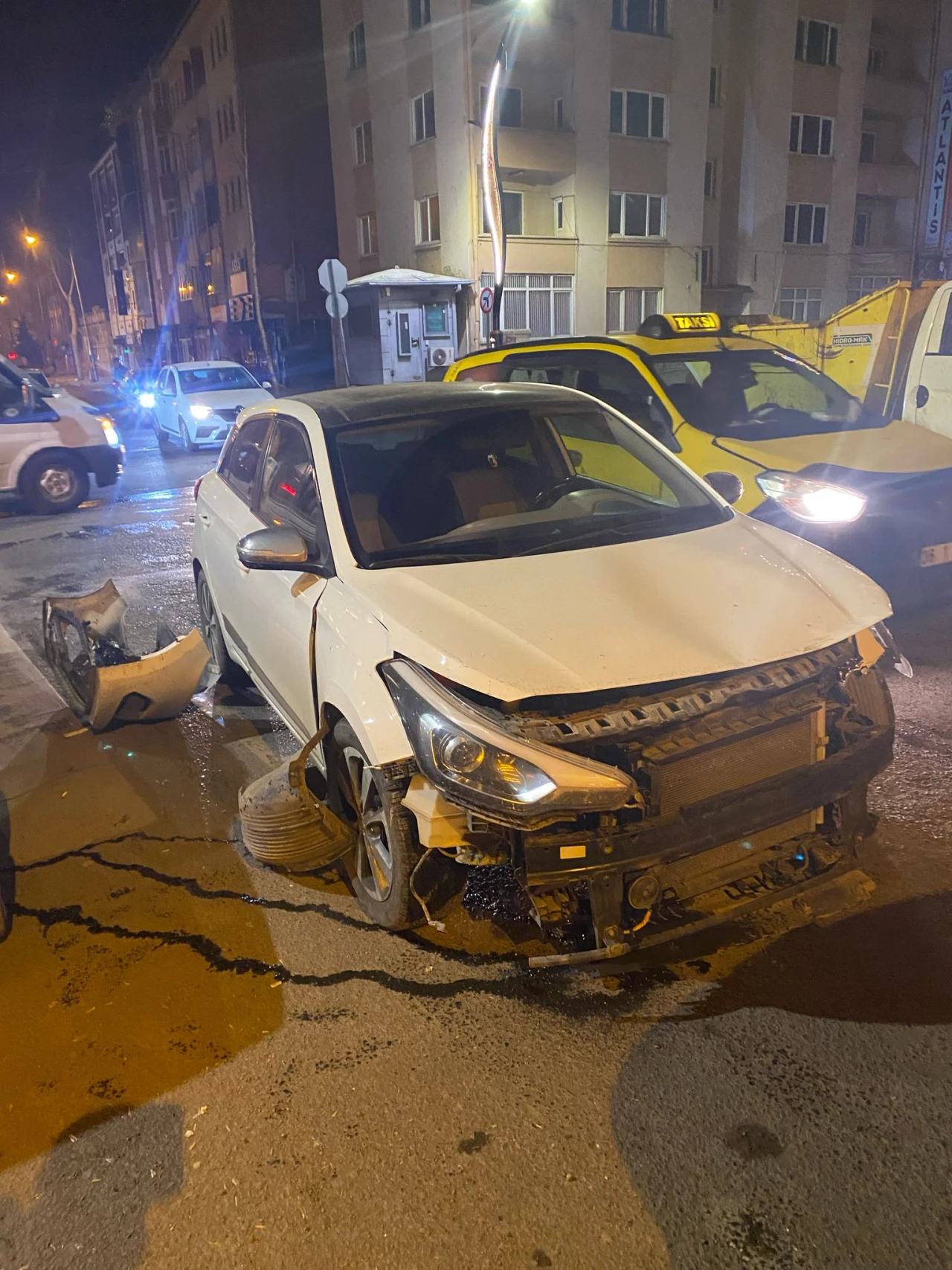 Kars'ta Çarpışan Araçlar Maddi Hasara Yol Açtı, Can Kaybı Yok!