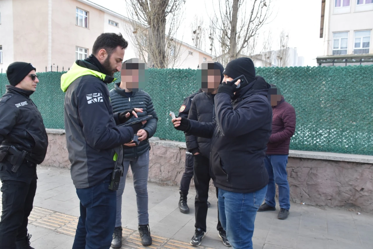 Kars Emniyeti Okul Çevrelerinde Güvenlik Denetimlerini Aralıksız Sürdürüyor