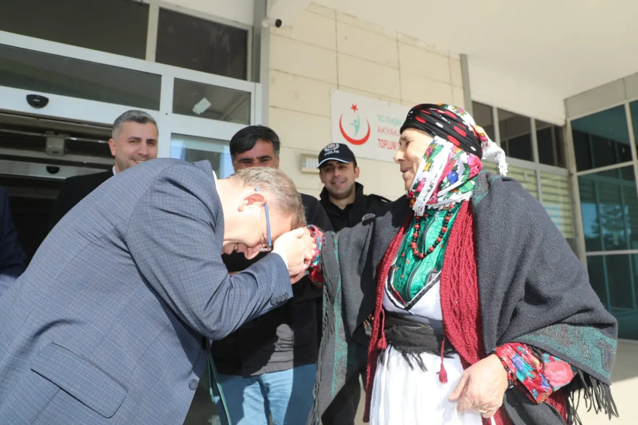Vali Polat, Akyaka Hastanesi'nde sağlık çalışanlarını ve hastaları ziyaret etti.