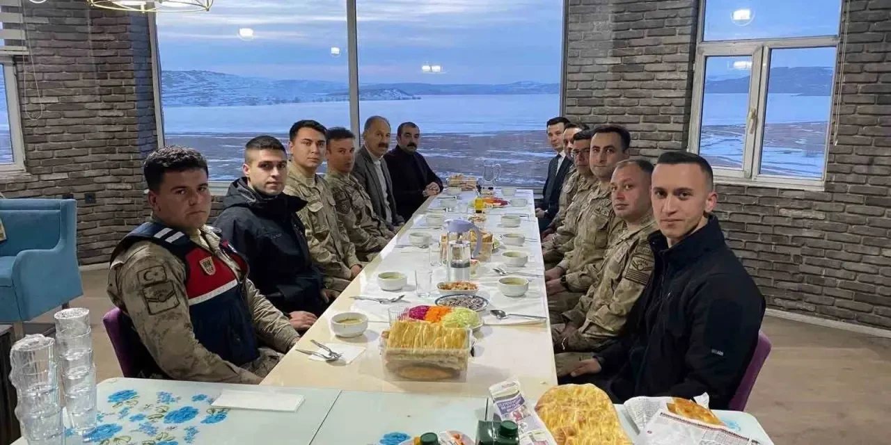 Arpaçay'da Kaymakam Akköz, Jandarma ile İftar Sofrasında Bir Araya Geldi