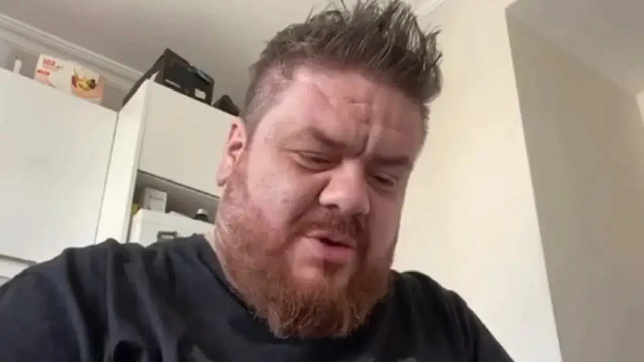Komedyen Emre Mutlu, Dikkat Çekici Değişimiyle Gözleri Üzerine Çekti