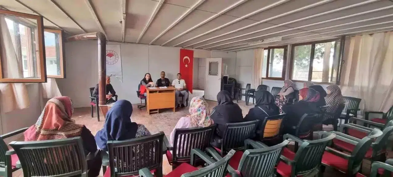 Kütahya'da Çilek Üreticilerine İyi Tarım Uygulamaları Eğitimi Verildi
