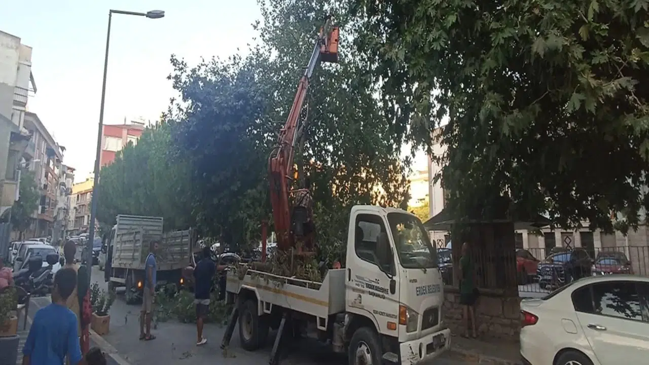 Balıkesir'de Kuvvetli Rüzgar, 4 Tonluk Su Deposunu Caddeye Uçurdu