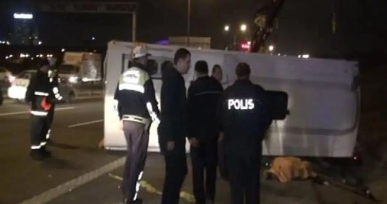 Ümraniye TEM Otoyolu'nda Servis Aracı Devrildi: 8 Yaralı