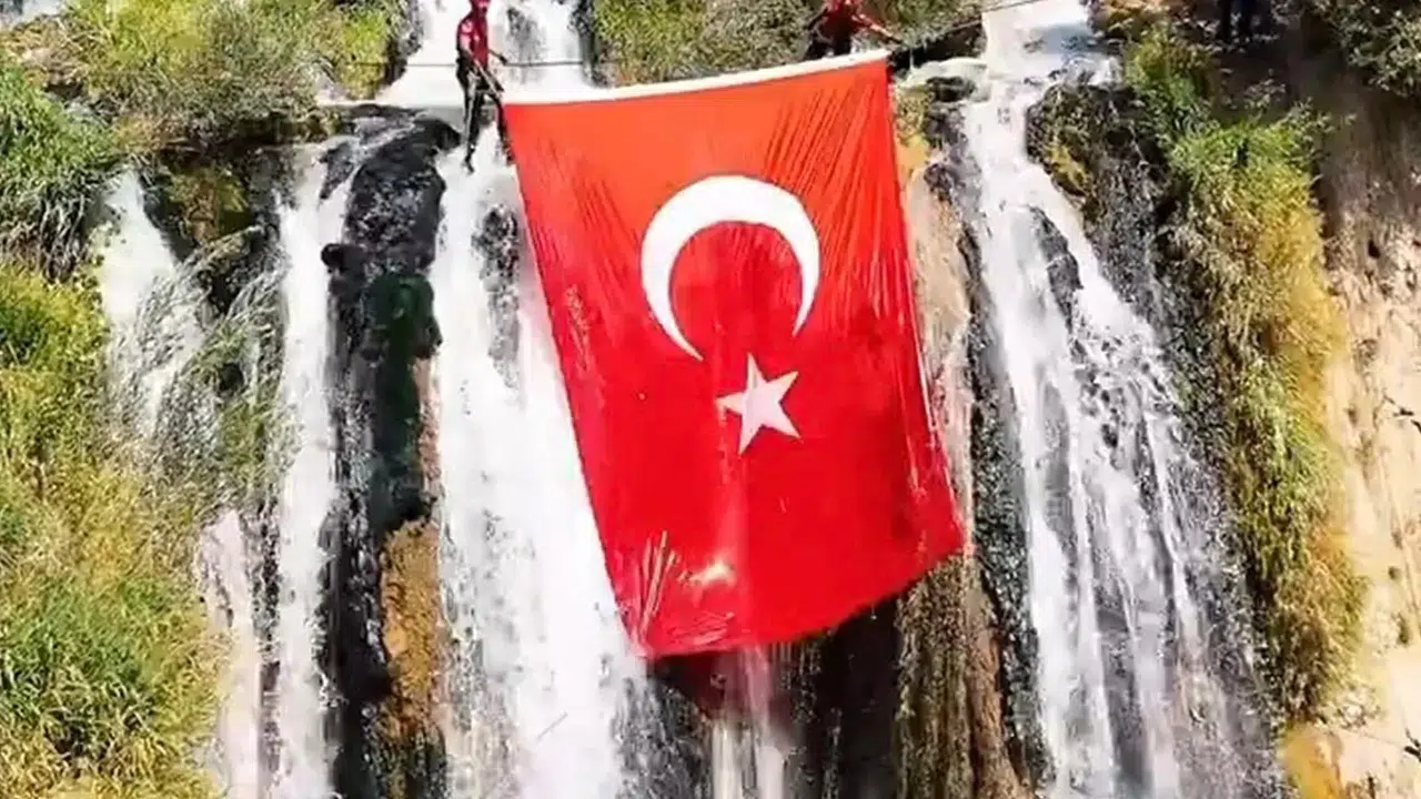 Muradiye Şelalesi'nde Dev Türk Bayrağı Açıldı