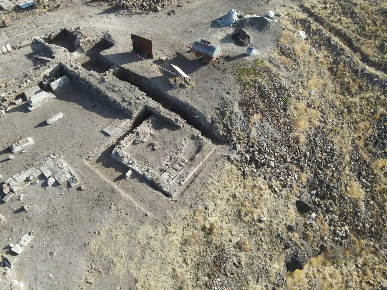 Ani Ören Yeri'nde Selçuklu dönemine ait tarihi kümbet keşfedildi