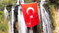 Muradiye Şelalesi'nde Dev Türk Bayrağı Açıldı