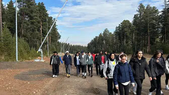Üniversite öğrencileri Sarıkamış'ta doğa yürüyüşü yaparak kayak pistlerini temizledi