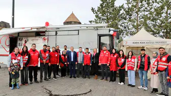 Kars Valisi Polat, Kızılay Haftası'nda kan bağışıyla örnek teşkil etti