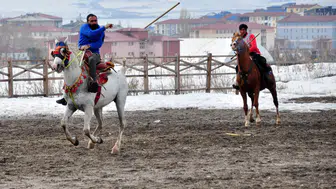 Kars'ta Cirit Müsabakasında Soğuk ve Çamurla Zorlu Kaçış Mücadelesi