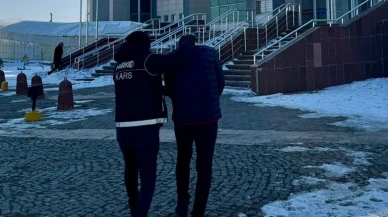 Kars'ta 'torbacı' operasyonunda yakalanan şüpheli metamfetaminle tutuklandı.