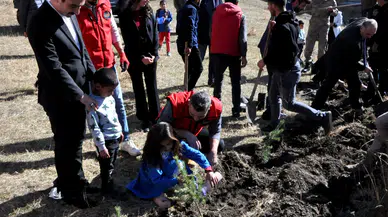 Minik Öğrenciler Fidan Diktikleri Etkinlikte Doğaya Can Suyu Verdi