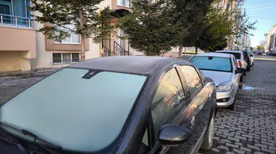 Kars’ta Kış Etkili: Araçlar Buzla Kaplandı, Sürücüler Önlem Alıyor