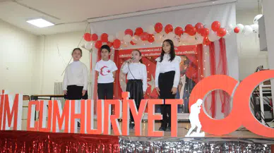 Sarıkamış'taki Minik Öğrencilerden Coşkulu Cumhuriyet Kutlaması