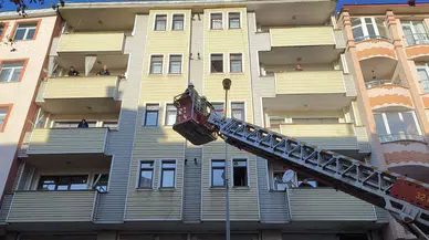 Kars’ta apartman yangını paniğe yol açtı: 3 kişi hastanede