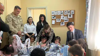 Digor’da Örülen Atkılar Minik Öğrencilere Hediye Edildi