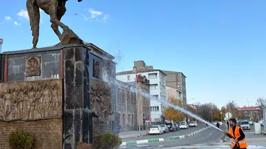 Kars Belediyesi, Atatürk Anıtlarını Gül Suyu ile Temizledi