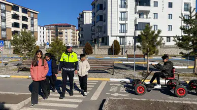 Kars’ta İlkokul Öğrencilerine Uygulamalı Trafik Eğitimi Verildi