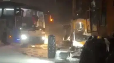 Kars'ta kar ve tipide mahsur kalan 10 kişi kurtarıldı, ekipler zamanında müdahale etti.