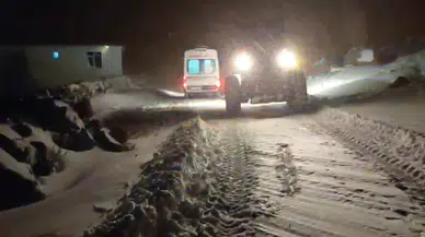 Kars'ta tipi nedeniyle yolu kapanan köyde hamile kadın hastaneye ulaştırıldı