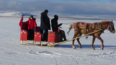 Çıldır Gölü Buz Tuttu, Atlı Kızak Sezonu Coşkuyla Açıldı