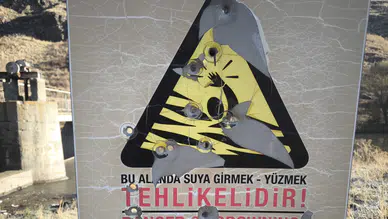 Kars’ta HES Barajındaki Uyarı Levhası Kurşunlandı.