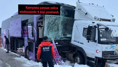 Sarıkamış'ta kargo kamyonu ile yolcu otobüsü çarpıştı, 9 yaralı!