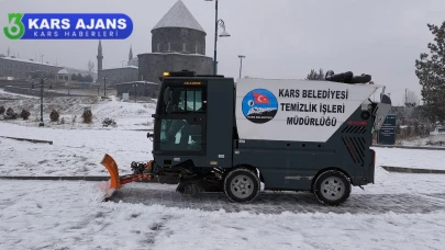 Kars Belediyesi, Kar Yağışıyla Mücadele İçin Ana Yolları Temizleyip Tuzluyor