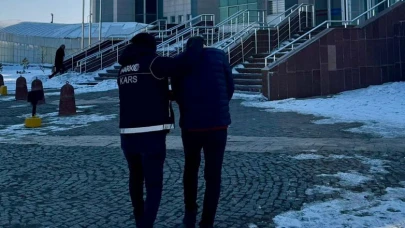 Kars'ta 'torbacı' operasyonunda yakalanan şüpheli metamfetaminle tutuklandı.