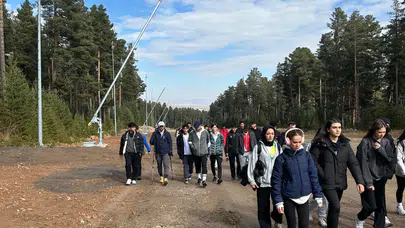 Üniversite öğrencileri Sarıkamış'ta doğa yürüyüşü yaparak kayak pistlerini temizledi
