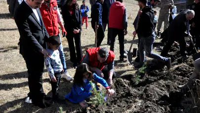 Minik Öğrenciler Fidan Diktikleri Etkinlikte Doğaya Can Suyu Verdi