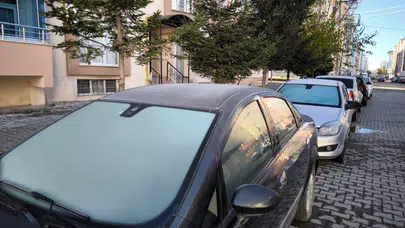 Kars’ta Kış Etkili: Araçlar Buzla Kaplandı, Sürücüler Önlem Alıyor