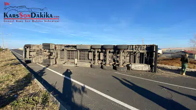 Kars–Ardahan Yolunda Tır Devrildi: Sürücü Yaralandı